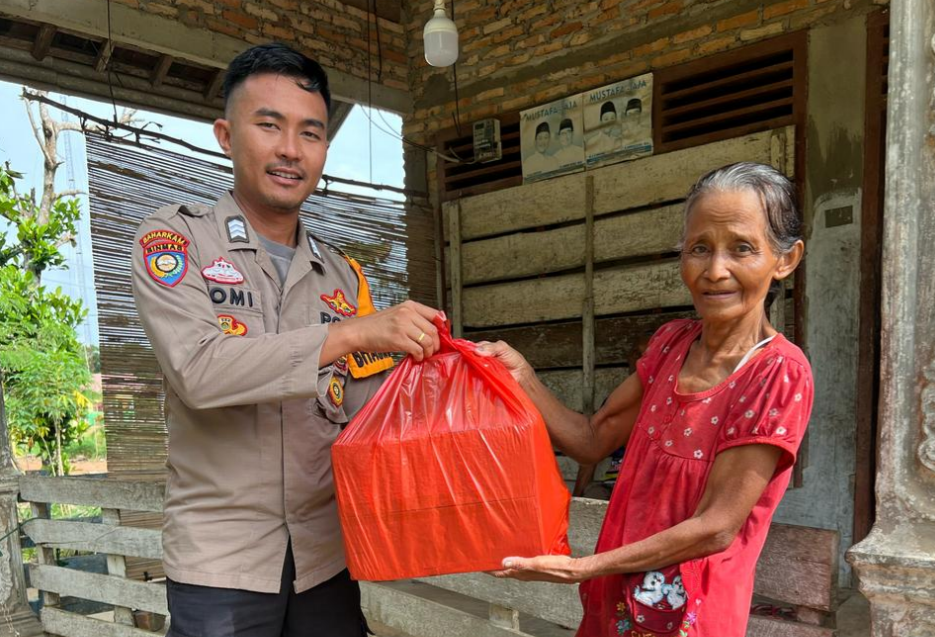 Peduli Warga, Brigpol Tomi Berbagi Sembako dari Gaji Pribadi