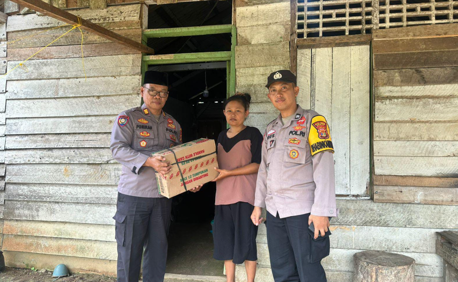 Aksi Sosial Sat Binmas Polres Mesuji, Bagikan Sembako untuk Warga Simpang Pematang