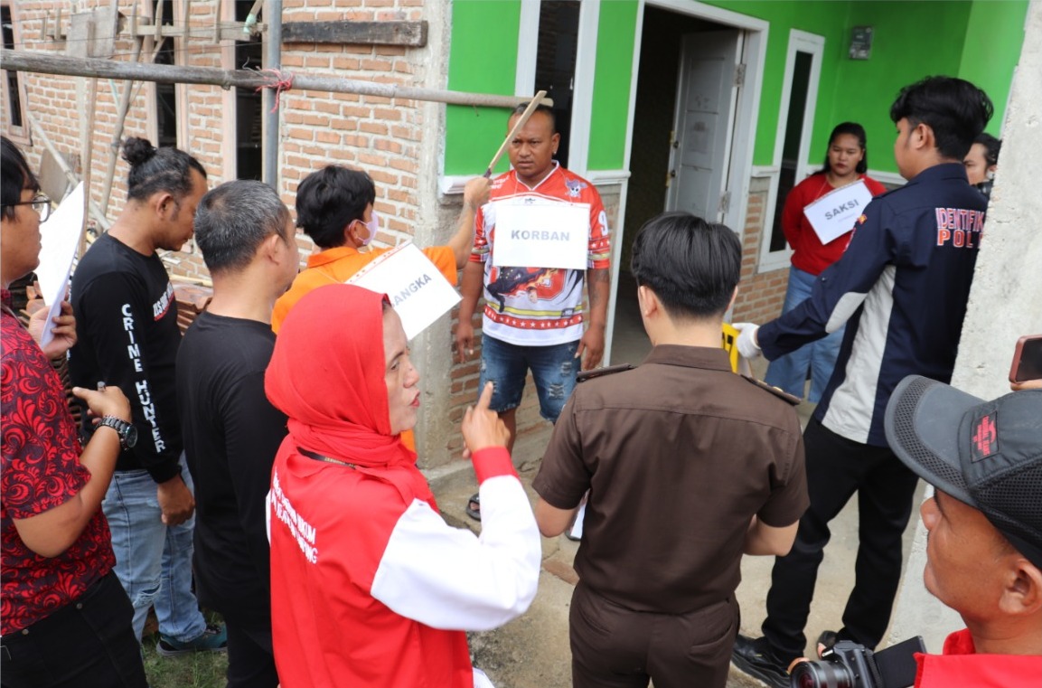 Rekonstruksi Kasus Adik Bunuh Kakak Ipar di Pringsewu, Puluhan Warga Padati Lokasi