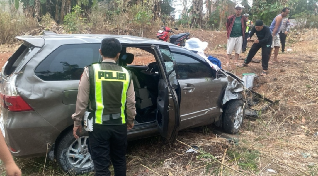 Toyota Avanza Oleng dan Masuk Rawa di Lampung Utara, Polisi Temukan Tas Berisi Barang Diduga Sabu