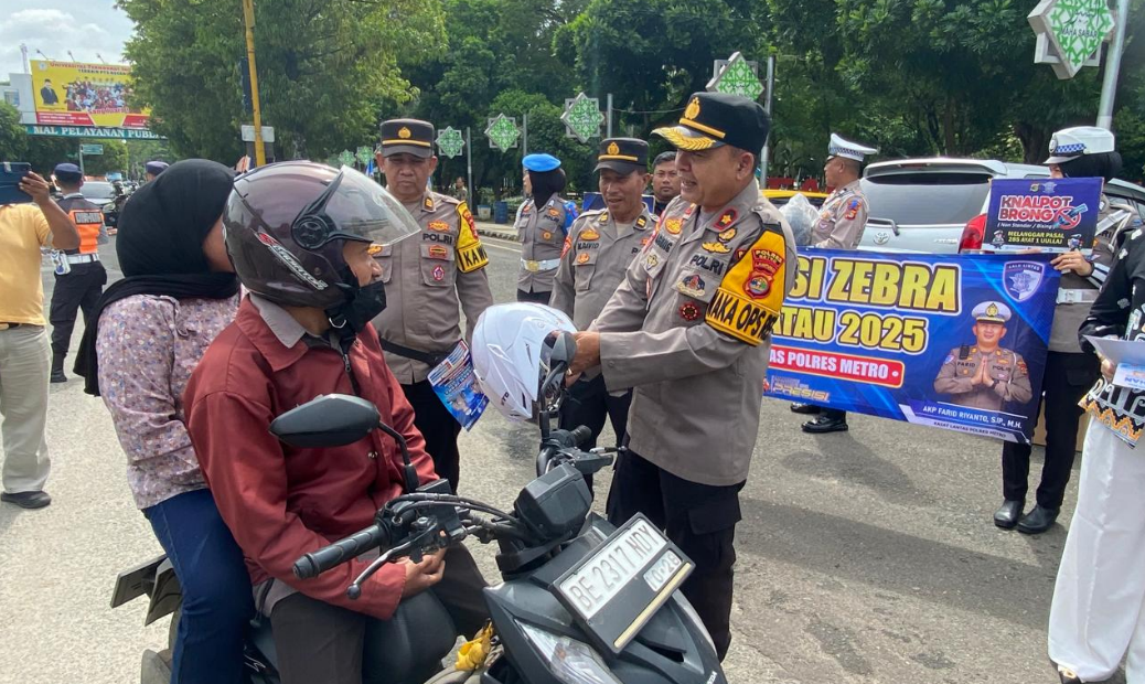 Bagikan Helm dan Sembako, Operasi Zebra Krakatau 2025 di Metro Berjalan Humanis
