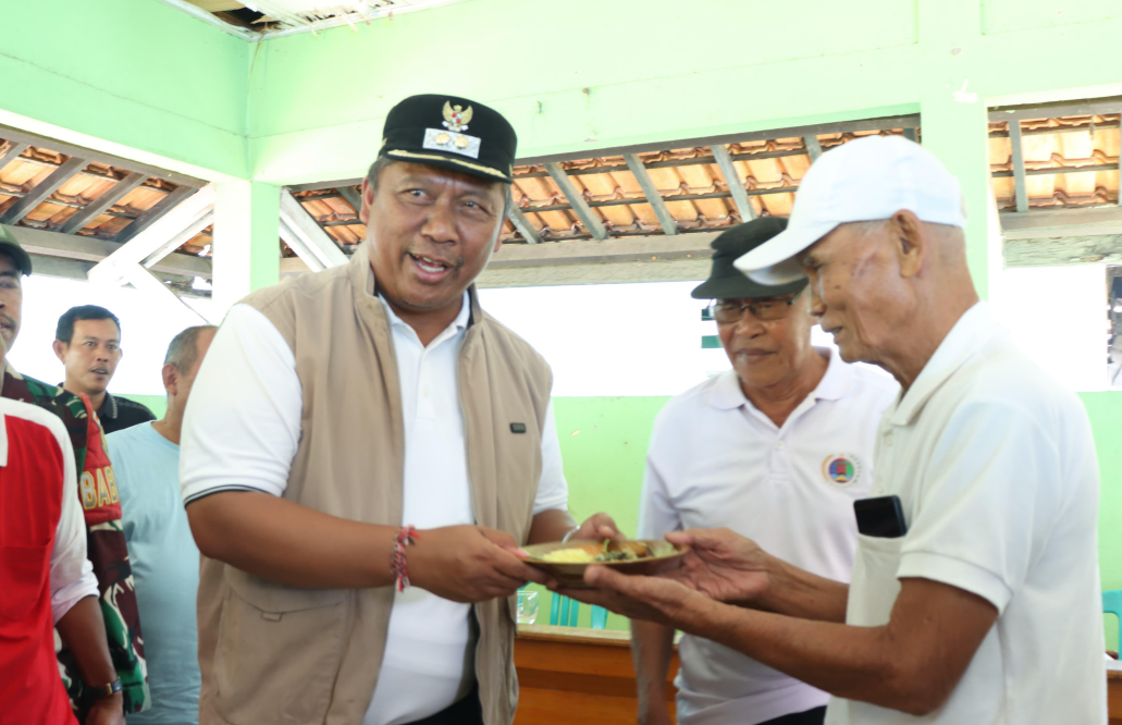 Wakil Bupati Lampung Tengah Tunjukkan Kepedulian kepada Lansia Lewat Bakti Sosial di Trimurjo