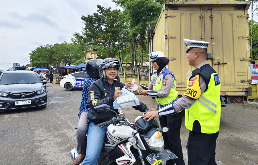 Sat Lantas Polres  Mesuji Gelar Jumat Berkah, Bagikan 50 Kotak Nasi untuk Warga