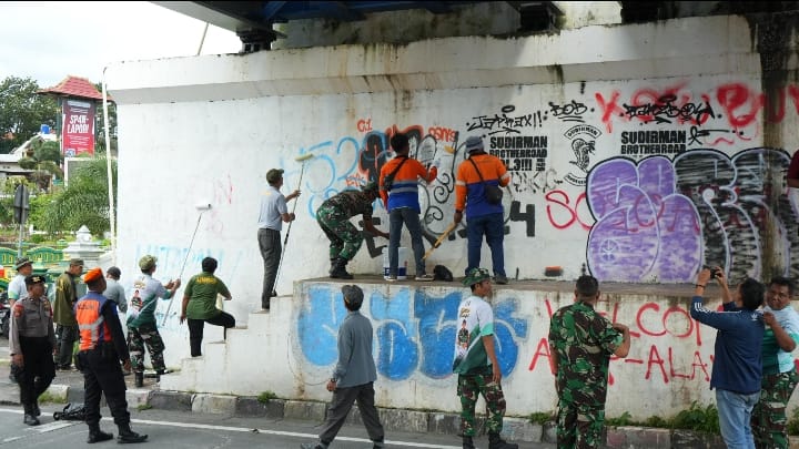 KAI Daop 6 Bersama Koramil 04/Danurejan Gelar Aksi Bersih-bersih Coretan Vandalisme di Jembatan Kewek Yogyakarta