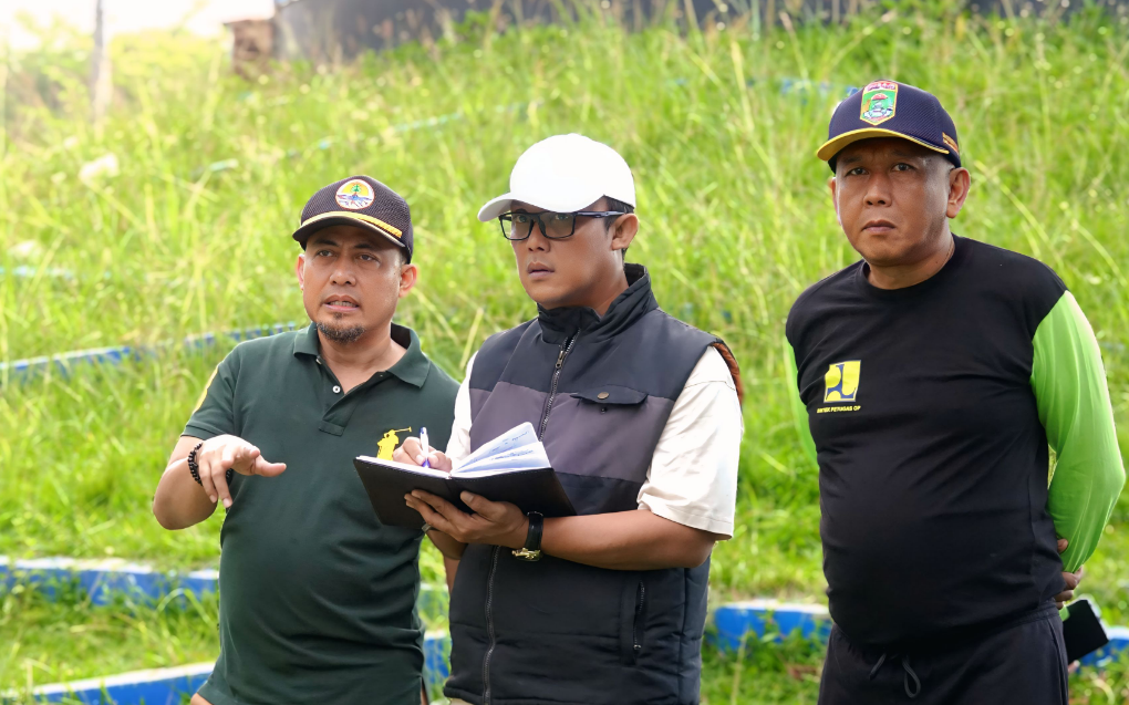 Ciptakan Lingkungan Sehat, Bupati dan Wakil Bupati Ajak Warga Gotong Royong Bersihkan Tugu Kopiah Emas.
