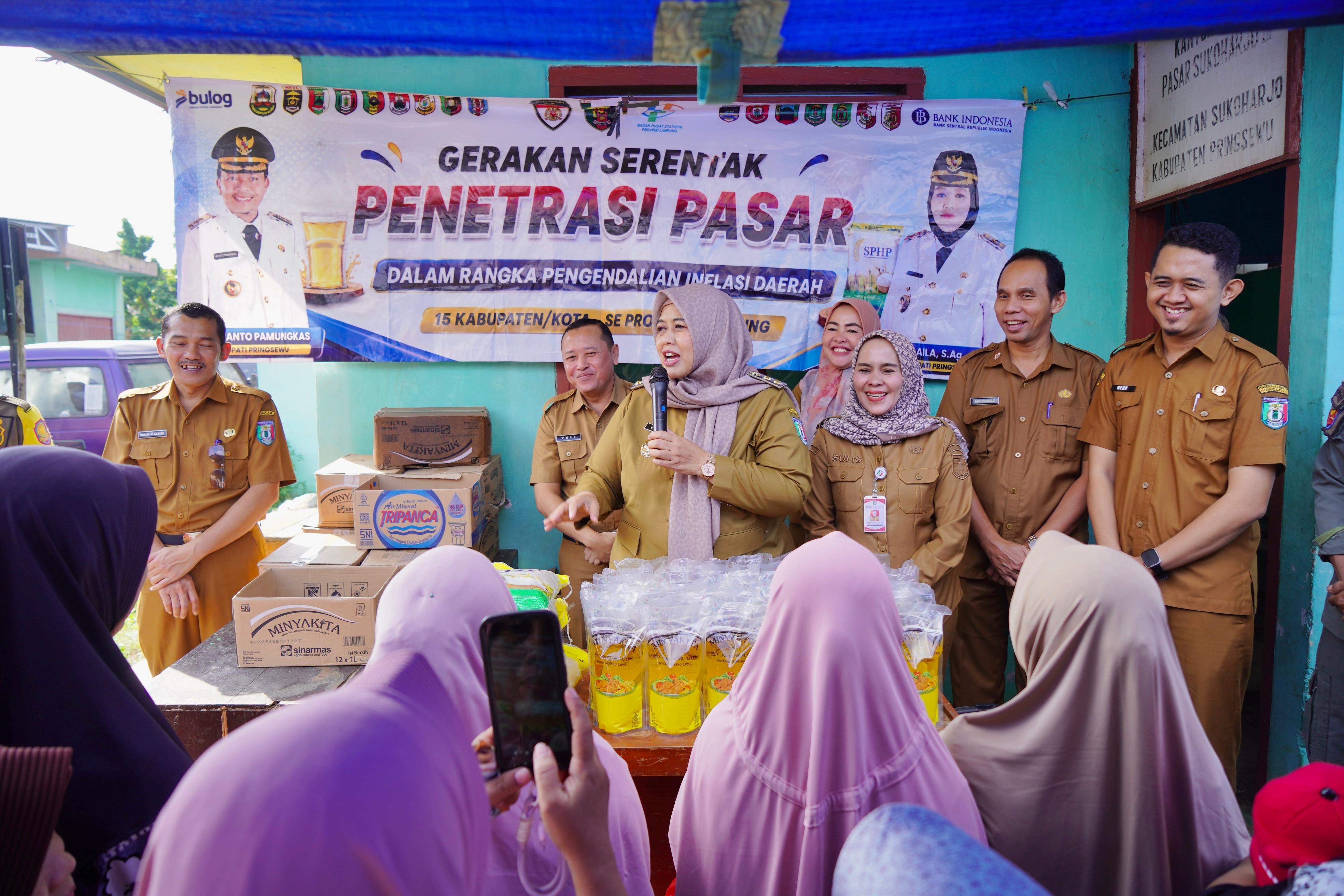 Wabup Umi Laila Buka Penetrasi Pasar di Sukoharjo, Warga Dapat Sembako Murah