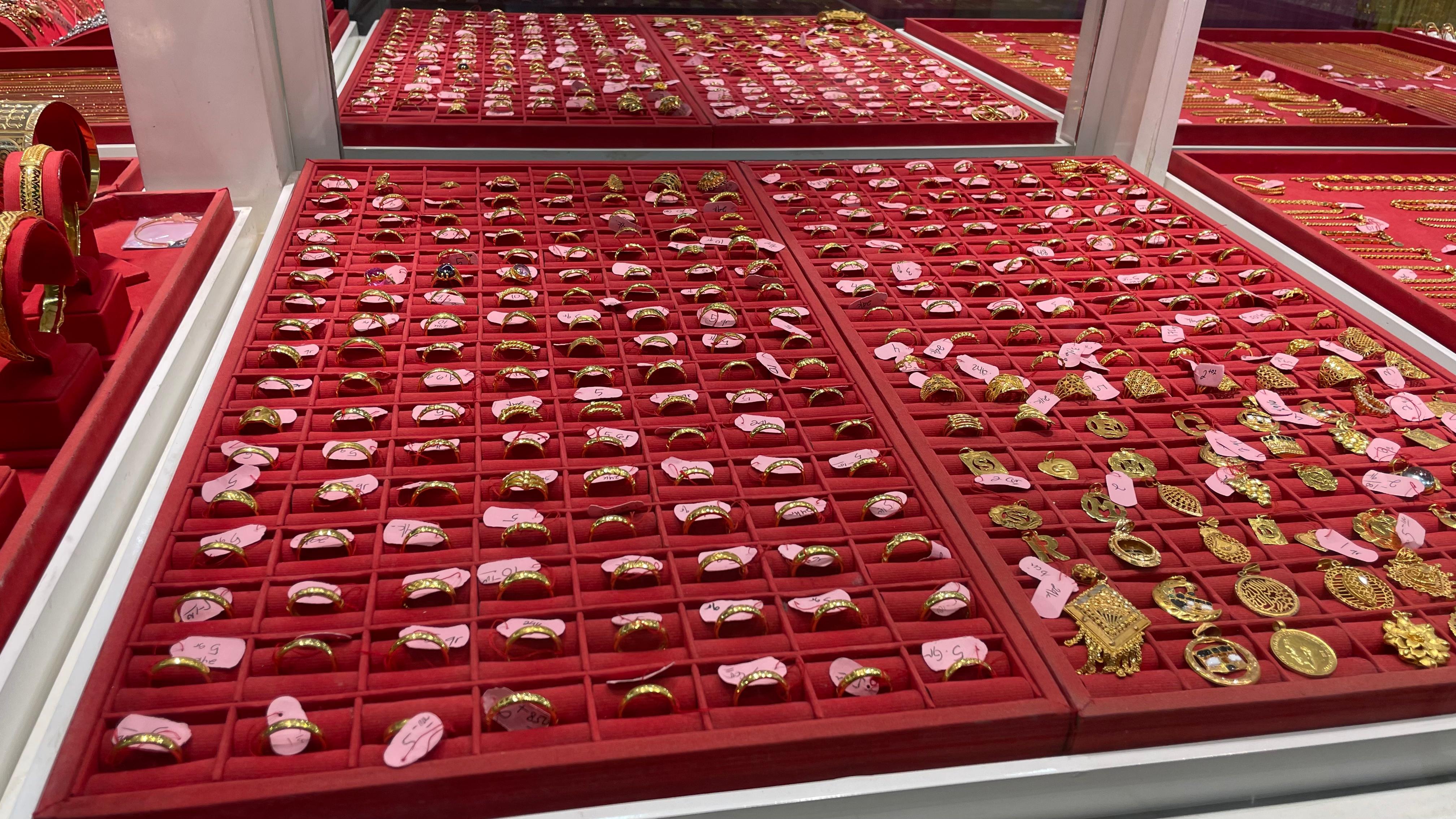 Emas Naik Rp50 Ribu per Gram, Pasar Cendrawasih Sepi Pembeli