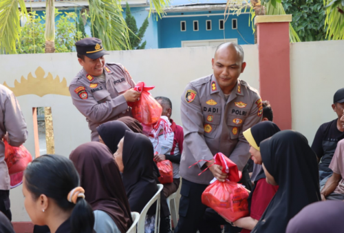 Kapolres Pringsewu AKBP Dadi Perdana Putra Turun Langsung Sapa Warga, Bagikan Sembako Jelang HUT RI