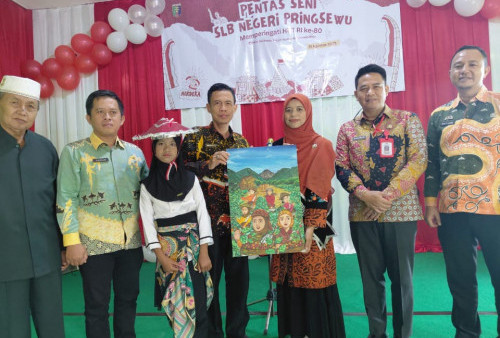 Hadiri Pentas Seni SLBN Pringsewu, Ketua TP-PKK Dorong Anak Istimewa Berkarya