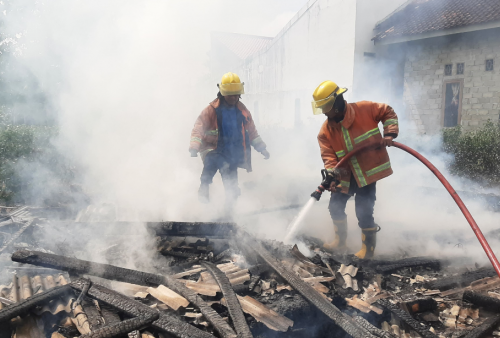Si Jago Merah Hanguskan Rumah Warga Yosodadi, Diduga Akibat Api Kayu Bakar