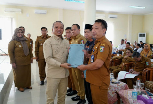 Bupati Riyanto Pamungkas Resmi Serahkan SK Dewan Pengawas RSUD Kabupaten Pringsewu