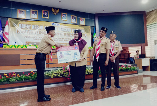 Wabup Umi Laila Tegaskan Peran Pramuka dalam Membangun Karakter dan Kepemimpinan Generasi Muda