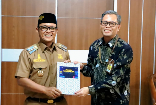 Dapat Piagam Wajib Pajak, Bupati Ardito Wijaya Tekankan Pentingnya Kepatuhan Pajak untuk Pembangunan
