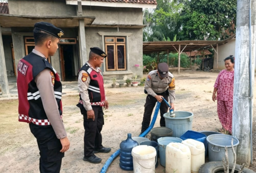 Kesulitan Air Bersih, Warga Desa Labuhan Permai Dapat Bantuan dari Polres Mesuji