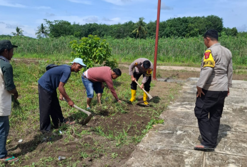  Polsek Dente Teladas Ajak Warga Guyub Lakukan Aksi Bersih Lingkungan