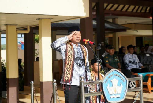 Pimpin Upacara HGN 2025, Bupati Riyanto Pamungkas Tekankan Guru Hebat sebagai Fondasi Indonesia Kuat