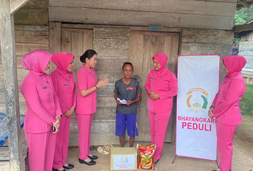 Ketua Bhayangkari Gelar Bhakti Sosial, Salurkan Bantuan untuk Warga Desa Budi Aji