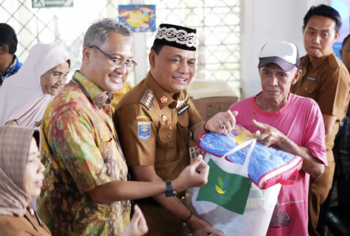 Wali Kota Metro Serahkan Bantuan ATENSI bagi Lansia Rentan