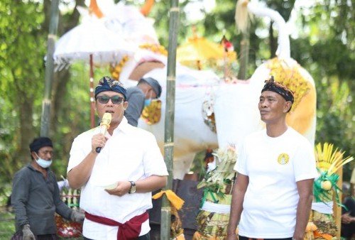 Wabup Lampung Tengah Ardito Wijaya Hadiri Upacara Ngaben di Seputih Mataram