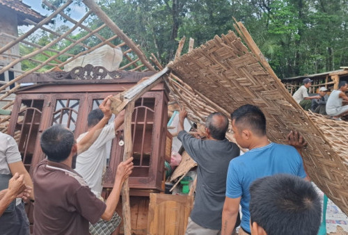 Nahas, Rumah Ambruk Timpa Warga Bandar Dewa hingga Dirawat di RSUD