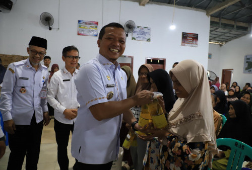 Dorong Kesejahteraan Masyarakat, Bupati Pringsewu Serahkan Bantuan Pangan Tahun 2026 