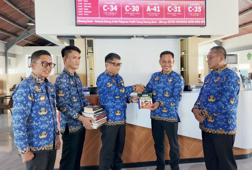Kepala DPMPTSP Tubaba Hibahkan Buku untuk Perpustakaan Daerah