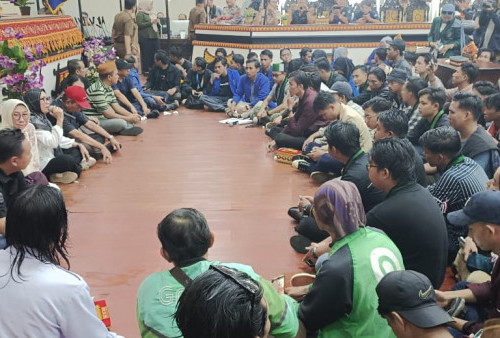Rela Basah Kuyup, Mahasiswa Metro Suarakan 11 Tuntutan di DPRD