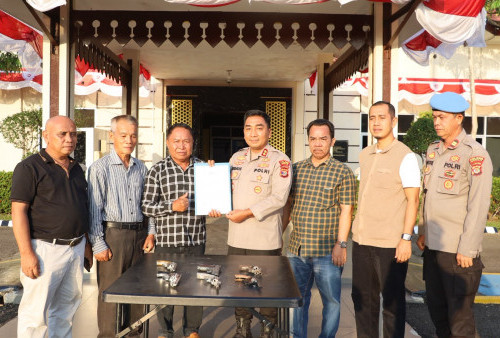 Kapolres Mesuji Terima 6 Pucuk Senpira dari Tokoh Masyarakat Talang Gunung