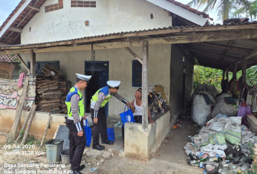 Sambil Bagikan Sembako, Satlantas Mesuji Sosialisasikan Keselamatan Berlalu Lintas
