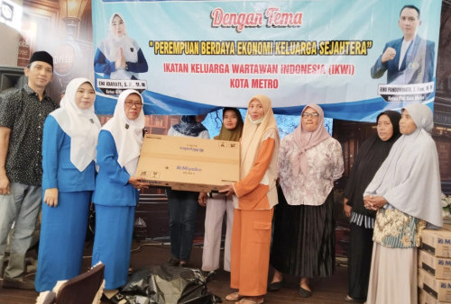 Tingkatkan Kemandirian Ekonomi, IKWI Metro Salurkan Bantuan Alat Memasak untuk 7 PEKKA 