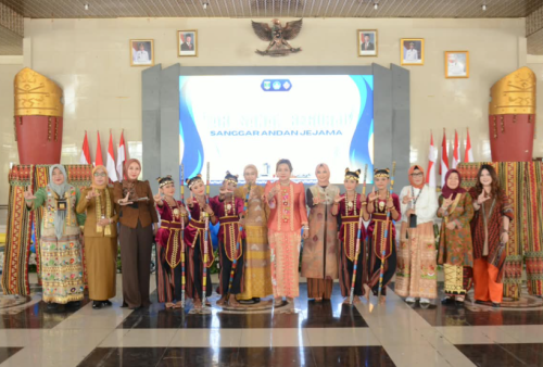 Dekranasda Lampung Tengah Angkat Potensi Batik dan Tapis Lewat Fashion Show di PKD 2026
