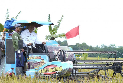 Hadiri Panen Raya Poktan Suka Karya I, Plt Bupati I Komang Koheri Ajak Perkuat Gotong Royong