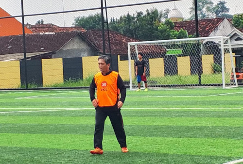 62 Tahun, Presiden PKS Almuzzammil Yusuf Tetap Gesit Bermain Sepak Bola 