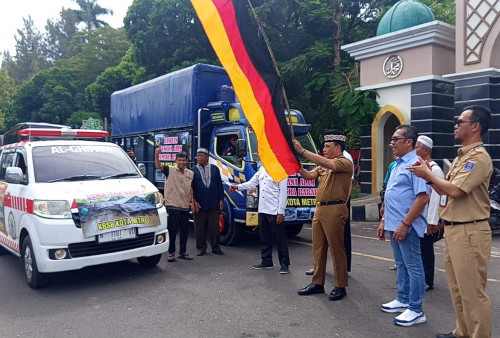 Walikota Metro Berangkatkan Truk Bantuan untuk Korban Bencana Sumatera