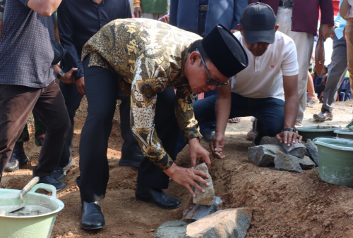 Bupati Ardito Wijaya Letakkan Batu Pertama Pembangunan Jembatan Pertanian di Trimurjo