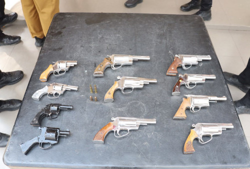 Tokoh Masyarakat Tiga Desa Serahkan 11 Senpira kepada Polres Mesuji