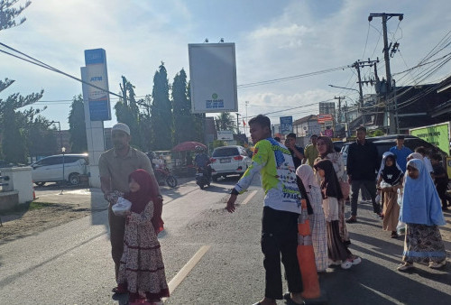 Siswa SD Muhammadiyah Pringsewu Berbagi Takjil, Belajar Empati Sejak Dini di Bulan Ramadan
