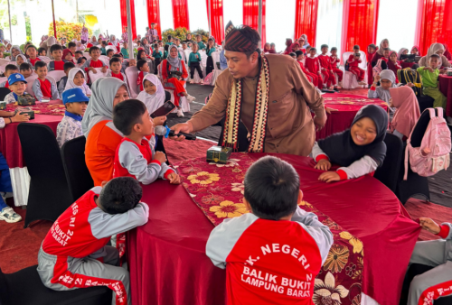 Dongeng Jadi Jembatan Literasi, Jarwo Songha Meriahkan Festival Literasi Nasional Lampung Barat 