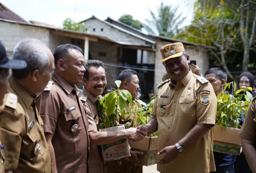 Komitmen Jaga Alam, Plt Bupati Lampung Tengah Tanam Pohon Alpukat Bersama Masyarakat