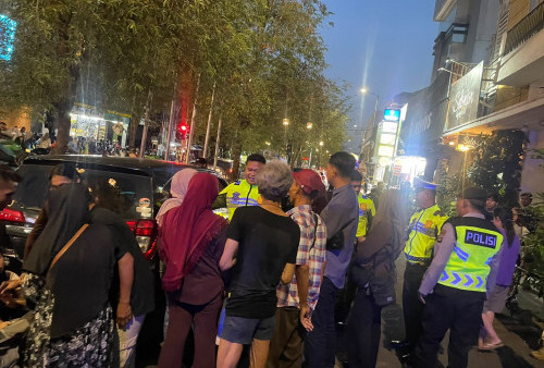 Lansia Terjebak dalam Mobil hingga Lemas, Polisi dan Warga Lakukan Evakuasi