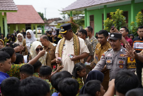 Bagikan Susu Gratis, Plt Bupati I Komang Koheri: Asupan Gizi Baik Kunci Semangat dan Prestasi Belajar Anak
