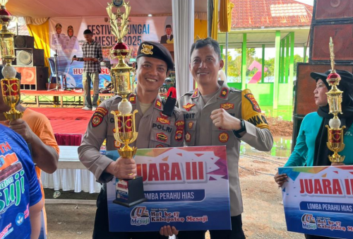 Polres Mesuji Tampilkan Kreasi Terbaik, Raih Juara III di Lomba Perahu Hias