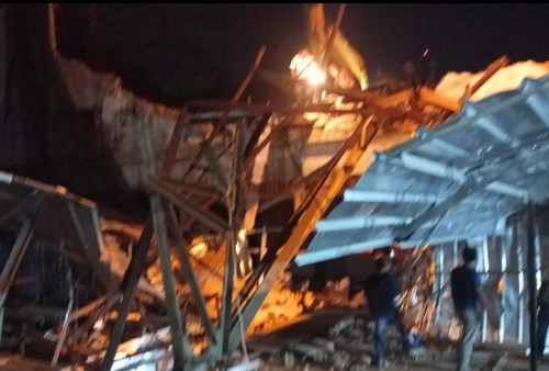 Reruntuhan Gedung Eks Bioskop Timpa Puluhan TPS di Pasar Dekon Kotabumi