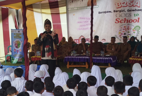 Jarwo Songha Tampil di SDN 52 Krui, Ajak Anak-Anak Gemar Makan Sehat