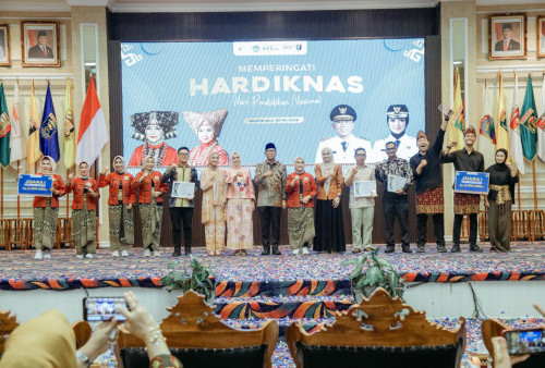  Gubernur Mirza Hadiri Penyerahan Juara Lomba 'Cawo Bubalah Lampung' di Hardiknas 2026
