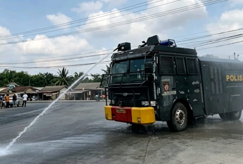 Antisipasi Dampak Abu Vulkanik, Polres Mesuji Lakukan Penyiraman Jalan Utama