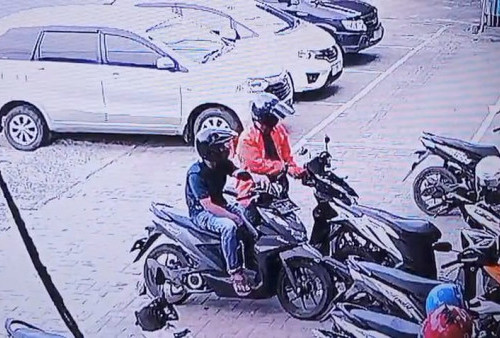 Terekam CCTV, Dua Pelaku Gasak Motor Honda Beat di Parkiran MBC Metro