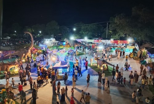 Warga Metro Antusias Serbu Wahana Dino Planet, Antrian Mengular Sejak Sore