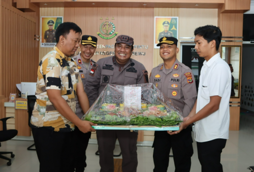 Kapolres Pringsewu Sambangi Kejari Bawa Tumpeng, Tekankan Pentingnya Komunikasi Antarpenegak Hukum