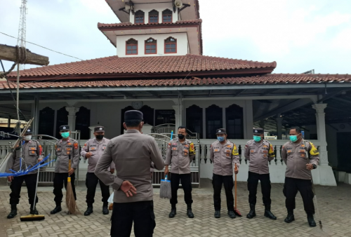 Pascahujan Abu Vulkanik, Polisi dan Warga Bersihkan Masjid Jami Pekon Pardasuka